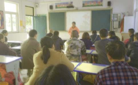 英語教師小學(xué)家長會(huì)發(fā)言稿