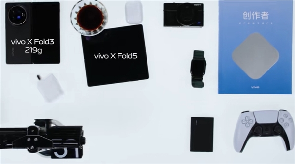 真·輕到起飛！vivo X Fold5實(shí)測被風(fēng)扇吹飛 老款219g紋絲不動