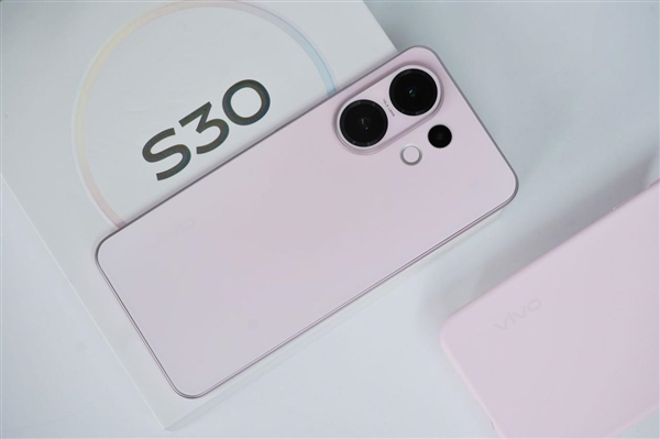 手感絕佳純直屏！vivo S30桃桃粉圖賞