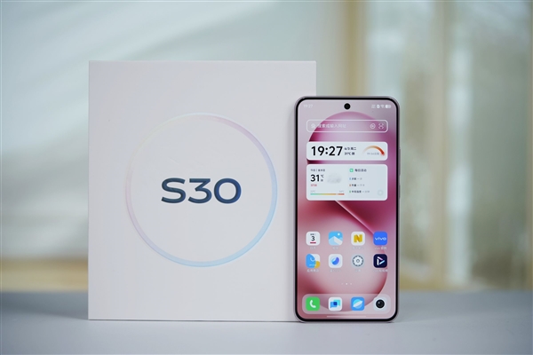 手感絕佳純直屏！vivo S30桃桃粉圖賞