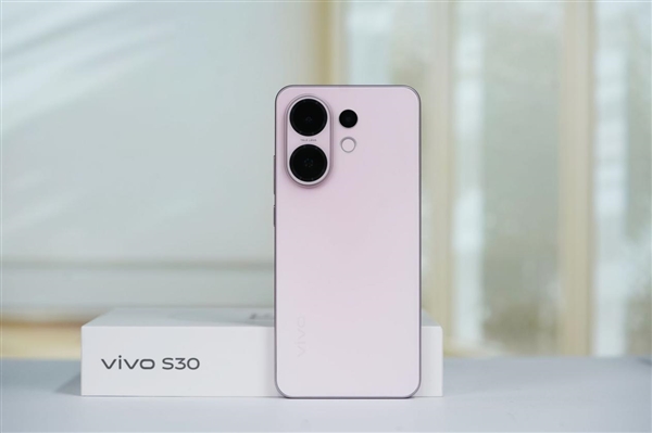 手感絕佳純直屏！vivo S30桃桃粉圖賞