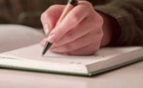 人教版高中第五冊四單元社會(huì)生活評論作文：災(zāi)難里的互助之花